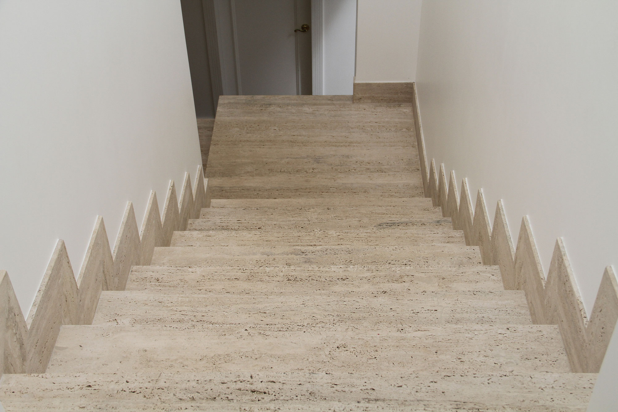 Escada-em-marmore-travertino-romano-bruto