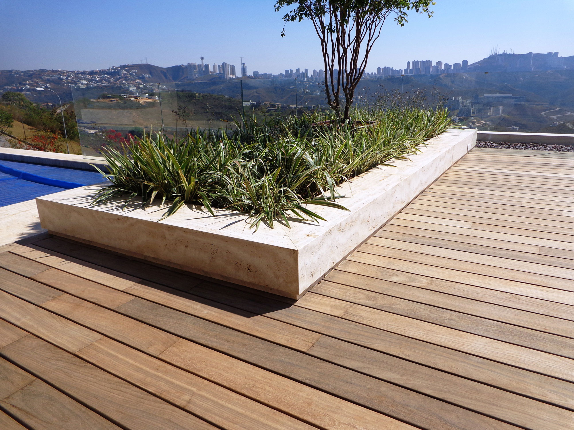 Jardineira-em-marmore-travertino-romano