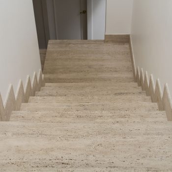 Escada-em-marmore-travertino-romano-bruto